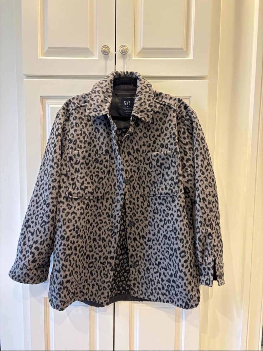 GAP Women's Gray Leopard Teddy Shacket